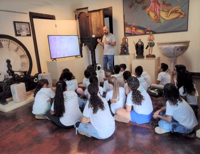 api-modulos/fotos/img/galeria_cat_culturais_493/493/13815/VISITA GUIADA POR GUSTAVO,  ESCOLA MUNICIPAL AMÉLIA GUIMARÃES - CAIC, PROF. VÂNIA , 25.08.2026 (3).jpg